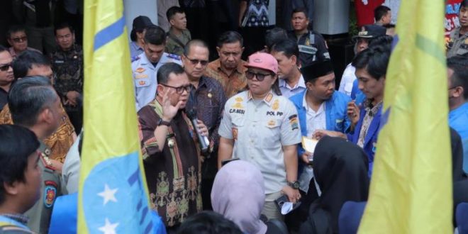 Pj. Wali Kota Palembang, Ucok Abdul Rauf, menerima massa pengunjuk rasa dari Pengurus Cabang Pergerakan Mahasiswa Islam Indonesia Kota Palembang, hari Kamis tanggal 20 Juni 2024. (Bekisar Media / Oyong Hairudin)