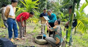 Tim dari PT. Bukit Asam saat menyerahkan Kotak Rumah Lebah Madu Jenis Trigona Terminata dan Trigona Itama kepada warga Desa Embawang yang berada di Kecamatan Tanjung Agung, Kabupaten Muara Enim, pada hari Kamis tanggal 20 Juni 2024 lalu. (Bekisar Media / Humas PT. Bukit Asam)