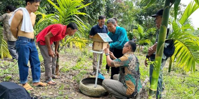 Tim dari PT. Bukit Asam saat menyerahkan Kotak Rumah Lebah Madu Jenis Trigona Terminata dan Trigona Itama kepada warga Desa Embawang yang berada di Kecamatan Tanjung Agung, Kabupaten Muara Enim, pada hari Kamis tanggal 20 Juni 2024 lalu. (Bekisar Media / Humas PT. Bukit Asam)