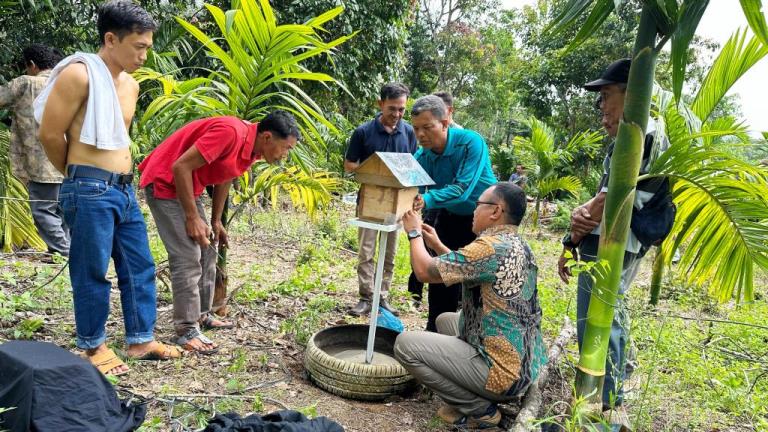 Tim dari PT. Bukit Asam saat menyerahkan Kotak Rumah Lebah Madu Jenis Trigona Terminata dan Trigona Itama kepada warga Desa Embawang yang berada di Kecamatan Tanjung Agung, Kabupaten Muara Enim, pada hari Kamis tanggal 20 Juni 2024 lalu. (Bekisar Media / Humas PT. Bukit Asam)