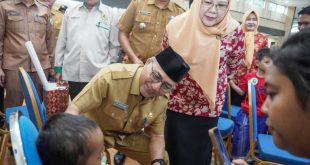 Sekretaris Daerah (Sekda) Kabupaten Muba, H. Apriyadi Mahmud, menyapa anak-anak yang menjadi peserta Khitanan Massal yang digelar oleh Dharma Wanita Persatuan (DWP) Kabupaten Muba di Gedung Dharma Wanita Sekayu, pada hari Selasa pag, tanggal 25 Juni 2024. (Bekisar Media / Eka Sahputra)