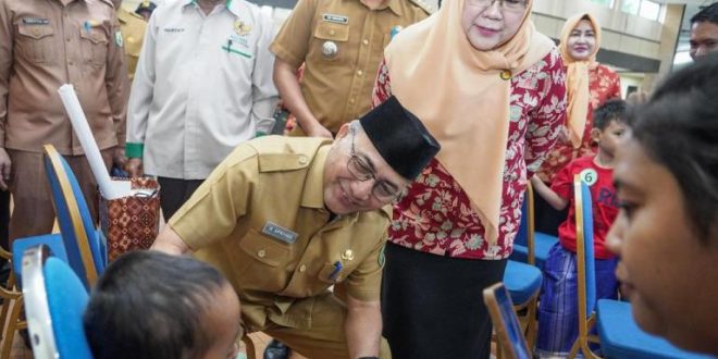 Sekretaris Daerah (Sekda) Kabupaten Muba, H. Apriyadi Mahmud, menyapa anak-anak yang menjadi peserta Khitanan Massal yang digelar oleh Dharma Wanita Persatuan (DWP) Kabupaten Muba di Gedung Dharma Wanita Sekayu, pada hari Selasa pag, tanggal 25 Juni 2024. (Bekisar Media / Eka Sahputra)