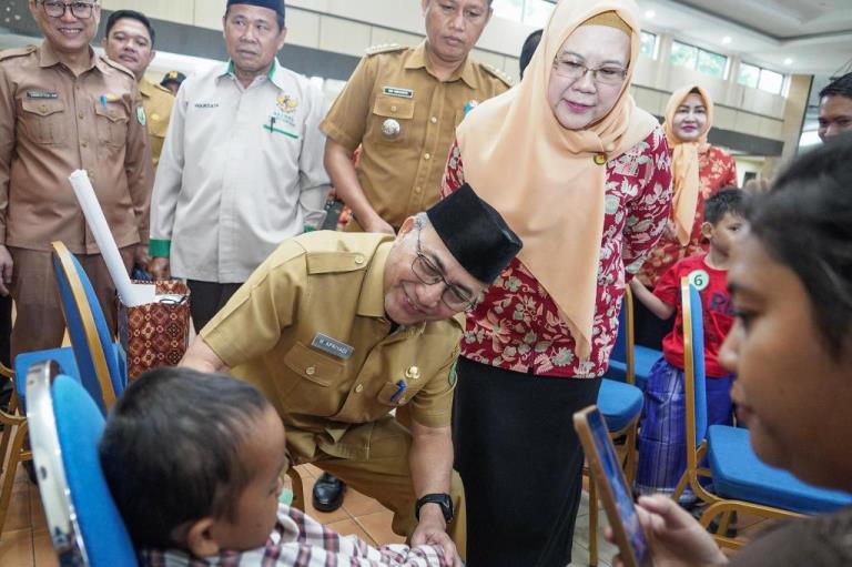 Sekretaris Daerah (Sekda) Kabupaten Muba, H. Apriyadi Mahmud, menyapa anak-anak yang menjadi peserta Khitanan Massal yang digelar oleh Dharma Wanita Persatuan (DWP) Kabupaten Muba di Gedung Dharma Wanita Sekayu, pada hari Selasa pag, tanggal 25 Juni 2024. (Bekisar Media / Eka Sahputra)