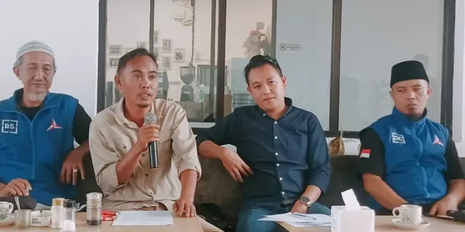 Tim Advokasi Hukum Yudha Pratomo Mahyuddin saat menggelar konferensi pers terkait alat peraga sosialiasi bakal calon wali Kota Palembang, hari Selasa tanggal 25 Juni 2024 di Kedai Kopi Apek , Kota Palembang (Bekisar Media / Oyong Hairudin)
