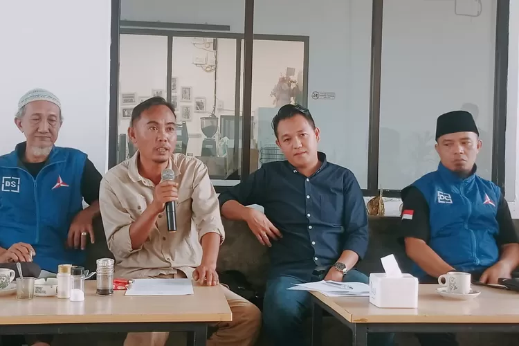 Tim Advokasi Hukum Yudha Pratomo Mahyuddin saat menggelar konferensi pers terkait alat peraga sosialiasi bakal calon wali Kota Palembang, hari Selasa tanggal 25 Juni 2024 di Kedai Kopi Apek , Kota Palembang (Bekisar Media / Oyong Hairudin)