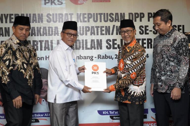 Ketua Majelis Pertimbangan Wilayah (MPW) PKS Provinsi Sumatera Selatan (Sumsel), K.H. Tol'at Wafa Ahmad, menyerahkan Surat Keputusan (SK) kepada H. Apriyadi Mahmud, pada hari Rabu siang, tanggal 26 Juni 2024 di Hotel Excelton, Palembang. (Bekisar Media / Angga Putra)