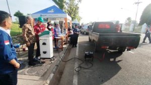 Plt. Kepala Dinas Lingkungan Hidup Muba, Thabrani Rizki, saat menghadiri acara Uji Emisi Kendaraan Bermotor secara Gratis, di Taman Air Sekayu, ruas jalan depan Rumah Dinas Bupati Muba, hari Jum'at tanggal 28 Juni 2024. (Bekisar Media / Eka Sahputra)