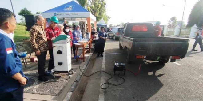 Plt. Kepala Dinas Lingkungan Hidup Muba, Thabrani Rizki, saat menghadiri acara Uji Emisi Kendaraan Bermotor secara Gratis, di Taman Air Sekayu, ruas jalan depan Rumah Dinas Bupati Muba, hari Jum'at tanggal 28 Juni 2024. (Bekisar Media / Eka Sahputra)
