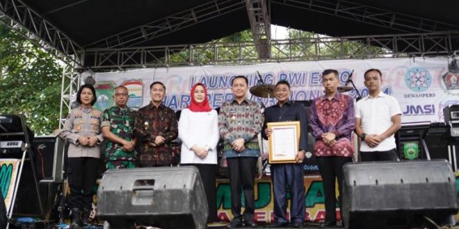 Pj. Gubernur Sumsel, Agus Fatoni, menghadiri kegiatan Hari Pers Nasional (HPN) yang digelar Persatuan Wartawan Indonesia (PWI) Sumsel, di Museum Sultan Mahmud Badaruddin II, Palembang, hari Sabtu tanggal 1 Juni 2024. (bekisarmedia.id/raam)