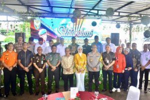 Hj. R.A. Anita Noeringhati, Ketua Dewan Perwakilan Rakyat Daerah Provinsi Sumatera Selatan, bersama tamu undangan, foto bersama saat menghadiri Hafiah dan Akhirussanah Tasyakuran Alumni Pondok Pesantren Ar Rahman ke 20, pada hari Kamis tanggal 27 Juni 2024. (Bekisar Media / Oyong Hairudin)