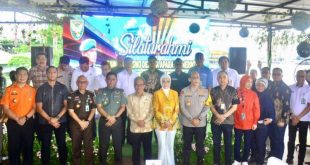 Hj. R.A. Anita Noeringhati, Ketua Dewan Perwakilan Rakyat Daerah Provinsi Sumatera Selatan, bersama tamu undangan, foto bersama saat menghadiri Hafiah dan Akhirussanah Tasyakuran Alumni Pondok Pesantren Ar Rahman ke 20, pada hari Kamis tanggal 27 Juni 2024. (Bekisar Media / Oyong Hairudin)