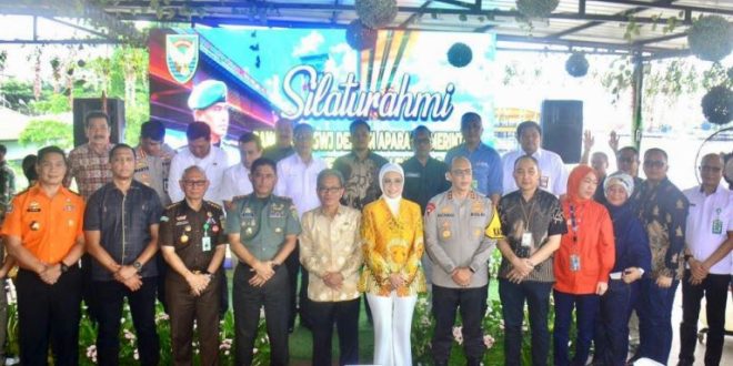Hj. R.A. Anita Noeringhati, Ketua Dewan Perwakilan Rakyat Daerah Provinsi Sumatera Selatan, bersama tamu undangan, foto bersama saat menghadiri Hafiah dan Akhirussanah Tasyakuran Alumni Pondok Pesantren Ar Rahman ke 20, pada hari Kamis tanggal 27 Juni 2024. (Bekisar Media / Oyong Hairudin)