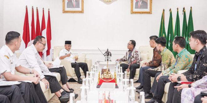 Pj. Bupati Kabupaten Musi Banyuasin, H. Apriyadi Mahmud, menerima audiensi Bank Perkreditan Rakyat (BPR) Sumatera Selatan (Sumsel) Cabang Sekayu, hari Rabu tanggal 17 April 2024 di ruang audiensi Bupati Muba. (Bekisar Media / Eka Sahputra)
