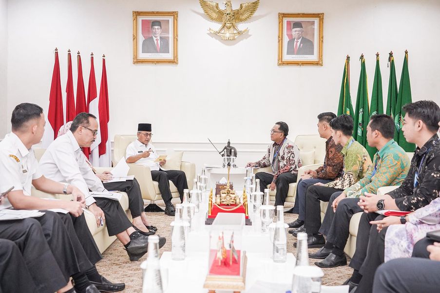 Pj. Bupati Kabupaten Musi Banyuasin, H. Apriyadi Mahmud, menerima audiensi Bank Perkreditan Rakyat (BPR) Sumatera Selatan (Sumsel) Cabang Sekayu, hari Rabu tanggal 17 April 2024 di ruang audiensi Bupati Muba. (Bekisar Media / Eka Sahputra)