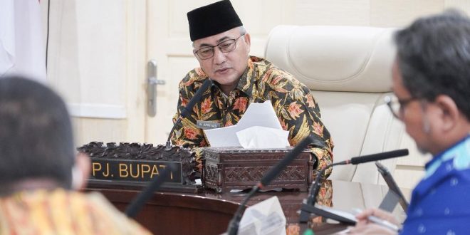 Penjabat (Pj.) Bupati Kabupaten Musi Banyuasin (Muba), H. Apriyadi Mahmud, menerima Kepala Badan Pengawasan Keuangan dan Pembangunan (BPKP) Perwakilan Provinsi Sumatera Selatan (Sumsel) Kamis tanggal 4 April 2024 di Ruang Rapat Serasan Sekate, Sekayu. (bekisarmedia.id/eka sahputra)