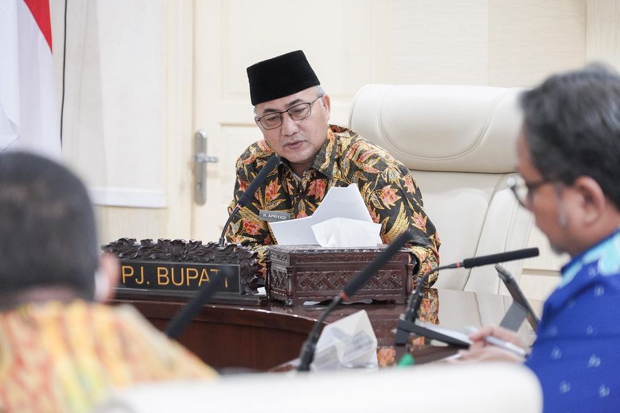 Penjabat (Pj.) Bupati Kabupaten Musi Banyuasin (Muba), H. Apriyadi Mahmud, menerima Kepala Badan Pengawasan Keuangan dan Pembangunan (BPKP) Perwakilan Provinsi Sumatera Selatan (Sumsel) Kamis tanggal 4 April 2024 di Ruang Rapat Serasan Sekate, Sekayu. (bekisarmedia.id/eka sahputra)