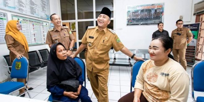 Pj. Bupati Kabupaten Musi Banyuasin, H. Apriyadi Mahmud, berdialog dengan warga di Kantor Kelurahan Balai Agung di Kecamatan Sekayu, hari Selasa tanggal 16 April 2024. (Bekisar Media / Eka Sahputra)