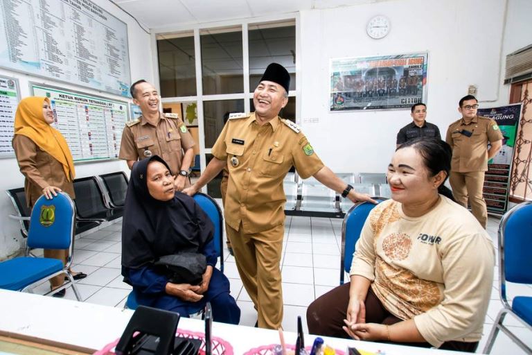 Pj. Bupati Kabupaten Musi Banyuasin, H. Apriyadi Mahmud, berdialog dengan warga di Kantor Kelurahan Balai Agung di Kecamatan Sekayu, hari Selasa tanggal 16 April 2024. (Bekisar Media / Eka Sahputra)