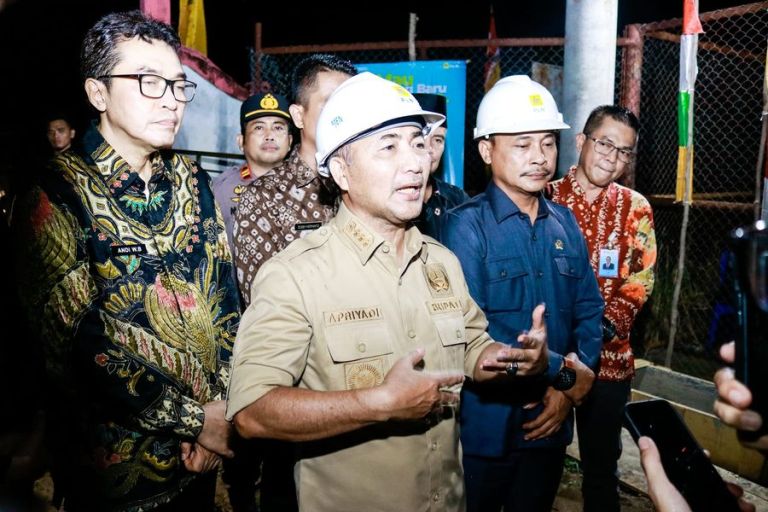 Pj. Bupati Kabupaten Musi Banyuasin, H. Apriyadi Mahmud, saat acara penyalaan perdana listrik PLN pasca beralih dari listrik PT. MEP di Desa Tenggulang Jaya, Kecamatan Babat Supat, Hari Kamis sore tanggal 4 April 2024. (Bekisar Media / Eka Sahputra)