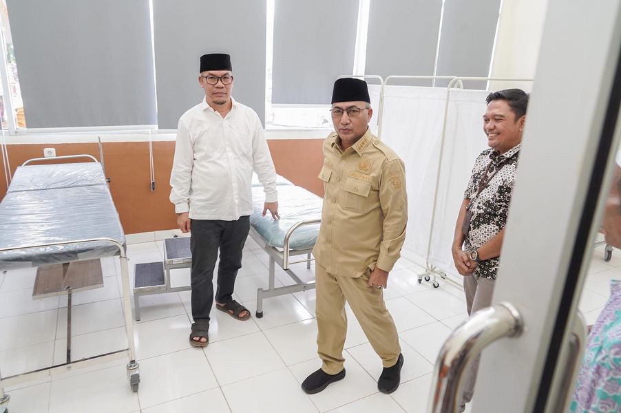 Pj. Bupati Kabupaten Musi Banyuasin, H. Apriyadi Mahmud, saat meresmikan Puskesmas Tenggulang Raya di Kecamatan Babat Supat, hari Kamis tanggal 4 April 2024. (bekisarmedia.id/eka sahputra)