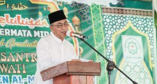 H. Apriyadi Mahmud, saat menghadiri Haflah Takhrij Pelepasan SIswa dan SIswi Kelas IX SMP Permata Midad dan Santri Ponpes Al Midad angkatan ke 3 tahun 2024 serta Wisuda Tahfidz di Ponpes Al Midad, Desa Sukamaju, Kecamatan Babat Supat, hari Minggu tanggal 2 Juni 2024. (Bekisar Media / Oyong Hairudin)