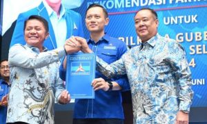 Bakal Calon Gubernur dan Bakal Calon Wakil Gubernur Provinsi Sumatera Selatan, Herman Deru serta Cik Ujang, menerima Surat Rekomendasi dari Dewan Pimpinan Pusat Partai Demokrat yang diserahkan langsung oleh Ketua Umum, Agus Harimurti Yudhoyono, hari Selasa malam, tanggal 11 Juni 2024, Menteng, Jakarta Pusat. (Bekisar Media / Oyong Hairudin)