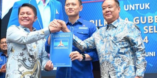 Bakal Calon Gubernur dan Bakal Calon Wakil Gubernur Provinsi Sumatera Selatan, Herman Deru serta Cik Ujang, menerima Surat Rekomendasi dari Dewan Pimpinan Pusat Partai Demokrat yang diserahkan langsung oleh Ketua Umum, Agus Harimurti Yudhoyono, hari Selasa malam, tanggal 11 Juni 2024, Menteng, Jakarta Pusat. (Bekisar Media / Oyong Hairudin)