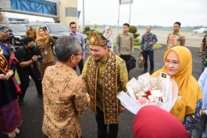 Sekretaris Daerah Provinsi Sumatera Selatan, Supriono, menyambut kedatangan Pj. Gubernur Provinsi Sumatera Selatan, Elen Setiadi, di Bandara Sultan Mahmud Badaruddin II, pada hari Selasa tanggal 25 Juni 2024. (Bekisar Media / Humas Pemprov Sumsel)