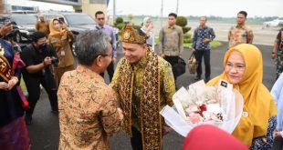 Sekretaris Daerah Provinsi Sumatera Selatan, Supriono, menyambut kedatangan Pj. Gubernur Provinsi Sumatera Selatan, Elen Setiadi, di Bandara Sultan Mahmud Badaruddin II, pada hari Selasa tanggal 25 Juni 2024. (Bekisar Media / Humas Pemprov Sumsel)