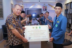 Ketua IPNU Kabupaten Muba, Immamul Ghozi, saat melakukan audiensi dengan jajaran Pemerintah Kabupaten (Pemkab) Muba, yang diterima langsung oleh Pj. Sekretaris Daerah (Sekda) Kabupaten Muba, Musni Wijaya, dan jajaran Perangkat Daerah lainnya yang berlangsung di Ruang Rapat Sekda Muba, hari Kamis tanggal 17 April 2024. (Bekisar Media / Eka Sahputra)