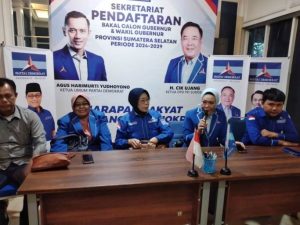 Bakal Calon Gubernur Provinsi Sumatera Selatan, Holda, saat memberikan keterangan kepada wartawan di Kantor DPD Partai Demokrat Sumsel, hari Rabu tanggal 12 Juni 2024. (Bekisar Media / Oyong Hairudin)