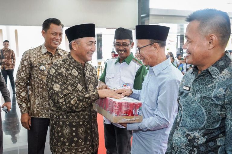 Pj. Bupati Kabupaten Musi Banyuasin, H. Apriyadi Mahmud, memberikan bingkisan kepada perwakilan Ketua Rukun Tetangga, Ketua Rukun Warga, dan Kepala Dusun di Kecamatan Sekayu, hari Jum'at tanggal 5 April 2024 di Pendopoan Rumah Dinas Bupati Kabupaten Musi Banyuasin. (Bekisar Media / Eka Sahputra)