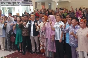 Bakal Calon Gubernur dan Wakil Gubernur Provinsi Sumatera Selatan, Mawardi Yahya serta R.A. Anita Noeringhati, foto bersama Masyarakat saat deklarasi silaturahmi di Gedung Bunging Jumpo, Palembang, hari Minggu tanggal 9 Juni 2024. (Bekisar Media / Oyong Hairudin)