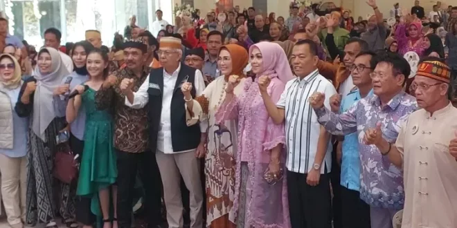 Bakal Calon Gubernur dan Wakil Gubernur Provinsi Sumatera Selatan, Mawardi Yahya serta R.A. Anita Noeringhati, foto bersama Masyarakat saat deklarasi silaturahmi di Gedung Bunging Jumpo, Palembang, hari Minggu tanggal 9 Juni 2024. (Bekisar Media / Oyong Hairudin)