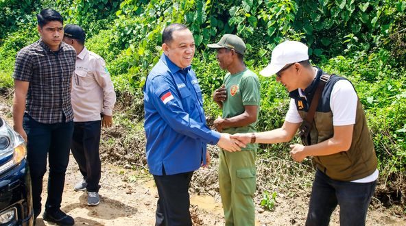 Penjabat (Pj.) Bupati Muba, Sandi Fahlepi, langsung melakukan peninjauan perbaikan infrastruktur Jalan di Desa Talang Mandung, Kecamatan Jirak Jaya, hari Sabtu tanggal 27 April 2024. (Bekisar Media / Eka Sahputra)