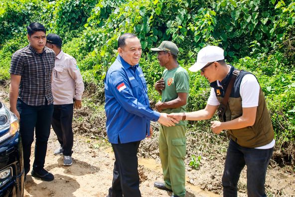 Penjabat (Pj.) Bupati Muba, Sandi Fahlepi, langsung melakukan peninjauan perbaikan infrastruktur Jalan di Desa Talang Mandung, Kecamatan Jirak Jaya, hari Sabtu tanggal 27 April 2024. (Bekisar Media / Eka Sahputra)