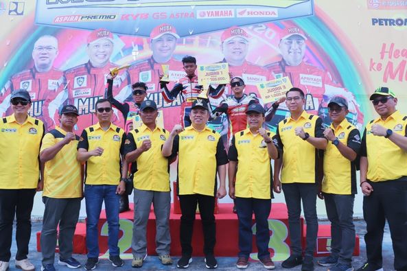 Gelaran Kejuaraan Nasional Motoprix Region Sumatera Seri 1 2024 resmi dimulai dan dilepas secara langsung oleh Pj Bupati Muba H Sandi Fahlepi di Skyland Internasional Circuit Sekayu, Kabupaten Musi Banyuasin, Minggu (5/5/2024).