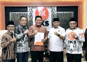Pasangan Bakal Calon Gubernur dan Calon Wakil Gubernur Sumatera Selatan, Herman Deru dan Mawardi Yahya, saat menerima Surat Rekomendasi dari Dewan Pimpinan Pusat Partai Keadilan Sejahtera, hari Kamis tanggal 20 Juni 2024. (Bekisar Media / Humas PKS)