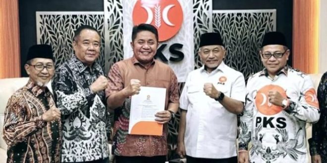 Pasangan Bakal Calon Gubernur dan Calon Wakil Gubernur Sumatera Selatan, Herman Deru dan Mawardi Yahya, saat menerima Surat Rekomendasi dari Dewan Pimpinan Pusat Partai Keadilan Sejahtera, hari Kamis tanggal 20 Juni 2024. (Bekisar Media / Humas PKS)