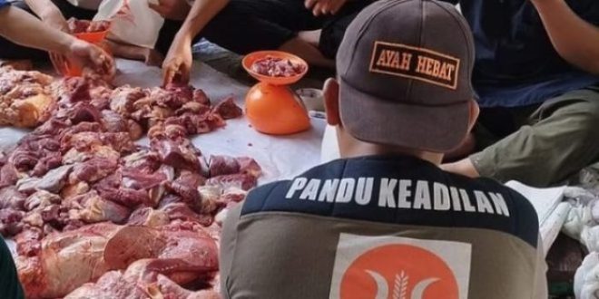 Kader Partai Keadilan Sejahtera dari Pandu Keadilan saat pemotongan hewan Qurban di DPTW PKS Sumsel, tanggal 18 Juni 2024. (Bekisar Media / Oyong Hairudin)