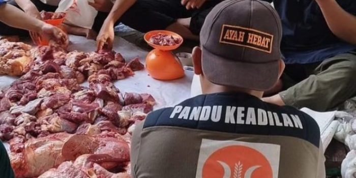 Kader Partai Keadilan Sejahtera dari Pandu Keadilan saat pemotongan hewan Qurban di DPTW PKS Sumsel, tanggal 18 Juni 2024. (Bekisar Media / Oyong Hairudin)