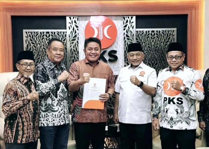Pasangan Bakal Calon Gubernur dan Calon Wakil Gubernur Sumatera Selatan, Herman Deru dan Mawardi Yahya, saat menerima Surat Rekomendasi dari Dewan Pimpinan Pusat Partai Keadilan Sejahtera, hari Kamis tanggal 20 Juni 2024. (Bekisar Media / Humas PKS)