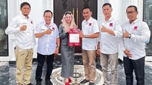Ketua DPD Projo Sumsel, H. Hidayat Comsu, bersama Pengurus DPC Projo, foto bersama Nandriani Octarina, Bakal Calon Wali Kota Palembang Periode 2024-2029. (Bekisar Media / Oyong Hairudin)