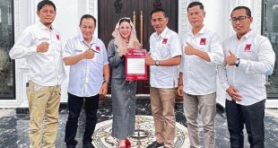 Ketua DPD Projo Sumsel, H. Hidayat Comsu, bersama Pengurus DPC Projo, foto bersama Nandriani Octarina, Bakal Calon Wali Kota Palembang Periode 2024-2029. (Bekisar Media / Oyong Hairudin)