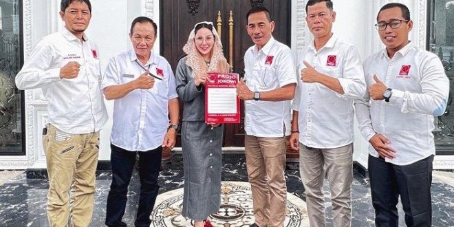 Ketua DPD Projo Sumsel, H. Hidayat Comsu, bersama Pengurus DPC Projo, foto bersama Nandriani Octarina, Bakal Calon Wali Kota Palembang Periode 2024-2029. (Bekisar Media / Oyong Hairudin)