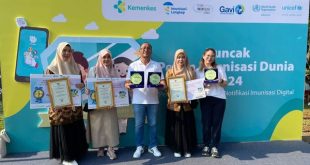 Kepala Dinas Kesehatan Kabupaten Musi Banyuasin, Azmi Dariusmansyah, bersama dengan tim, menerima penghargaan terbaik 1 Penginputan ASIK Imuniasi Tertinggi Tingkat Nasional dari Pemerintah Pusat, hari Minggu tanggal 19 Mei 2024. (Bekisar Media / Eka Sahputra)