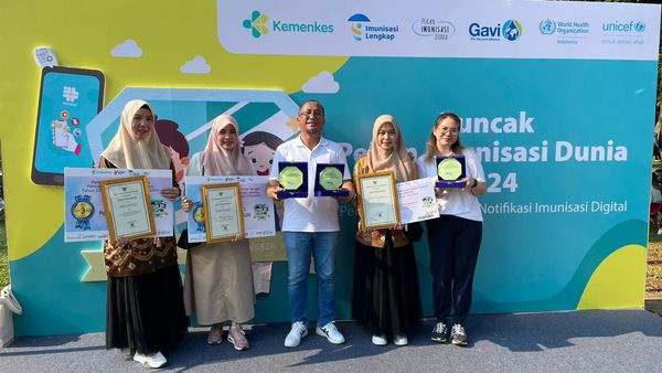 Kepala Dinas Kesehatan Kabupaten Musi Banyuasin, Azmi Dariusmansyah, bersama dengan tim, menerima penghargaan terbaik 1 Penginputan ASIK Imuniasi Tertinggi Tingkat Nasional dari Pemerintah Pusat, hari Minggu tanggal 19 Mei 2024. (Bekisar Media / Eka Sahputra)