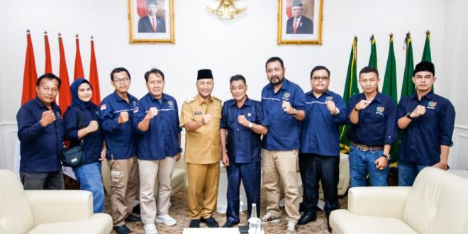 Ketua dan Pengurus Persatuan Wartawan Indonesia (PWI) Provinsi Sumatera Selatan (Sumsel) melakukan audiensi dengan Pj. Bupati Kabupaten Musi Banyuasin (Muba), H. Apriyadi Mahmud. Pertemuan berlangsung di Ruang Audiensi Bupati Muba, hari Selasa tanggal 16 April 2024. (Bekisar Media / Eka Sahputra)