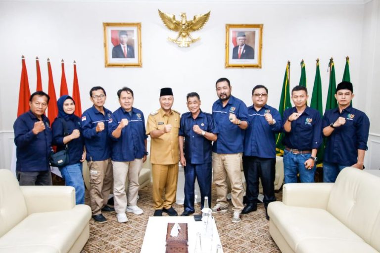 Ketua dan Pengurus Persatuan Wartawan Indonesia (PWI) Provinsi Sumatera Selatan (Sumsel) melakukan audiensi dengan Pj. Bupati Kabupaten Musi Banyuasin (Muba), H. Apriyadi Mahmud. Pertemuan berlangsung di Ruang Audiensi Bupati Muba, hari Selasa tanggal 16 April 2024. (Bekisar Media / Eka Sahputra)