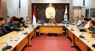 Ketua Komisi Pemilihan Umum (KPU) Provinsi Sumatera Selatan (Sumsel), Andika Pranata Jaya, didampingi Kepala Bagian Teknis Penyelenggaraan Pemilihan Umum (Pemilu), Erland Evriansyah, menerima audiensi dari Dewan Kesenian Palembang (DKP), pada hari Jum'at tanggal 28 Juni 2024. (Bekisar Media / dok. KPU Sumsel)